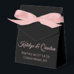 Caixinha De Lembrancinhas Preto e Rosa claro na Elegância<br><div class="desc">Há algo que você quer dar a sua convidada na sua recepção de casamento? Você quer dar obrigado minúsculo que apresenta à sua festa de casamento? Caixas de favoritos de partidos podem ser exatamente o que você precisa. A fita e os nomes da noiva e do noivo escritos com uma...</div>