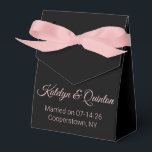 Caixinha De Lembrancinhas Preto e Rosa claro na Elegância<br><div class="desc">Há algo que você quer dar a sua convidada na sua recepção de casamento? Você quer dar obrigado minúsculo que apresenta à sua festa de casamento? Caixas de favoritos de partidos podem ser exatamente o que você precisa. A fita e os nomes da noiva e do noivo escritos com uma...</div>