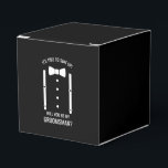 Caixinha De Lembrancinhas Proposta de Padrinho de casamento de Arco de Casam<br><div class="desc">Torne o seu casamento inesquecível - Adicione um toque pessoal com uma proposta de padrinho de casamento a favor de caixas de presentes com uma ilustração de arco e suspenders com a mensagem de proposta de padrinhos de casamento em uma fonte ousada de sans serif moderna.</div>