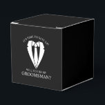 Caixinha De Lembrancinhas Proposta de Padrinho de casamento de Casamento Neg<br><div class="desc">Torne seu casamento inesquecível - Adicione um toque pessoal com uma proposta de padrinho de casamento a favor de caixas de presentes com um terno e ilustração de gravações com a mensagem de proposta de padrinhos de casamento em uma fonte de serifa clássica.</div>