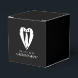 Caixinha De Lembrancinhas Proposta de Padrinho de casamento de Casamento Neg<br><div class="desc">Torne o seu casamento inesquecível - Adicione um toque pessoal com uma proposta de padrinho de casamento a favor de caixas com uma ilustração de terno e gravações,  com a mensagem de proposta em uma letra serif clássica.</div>