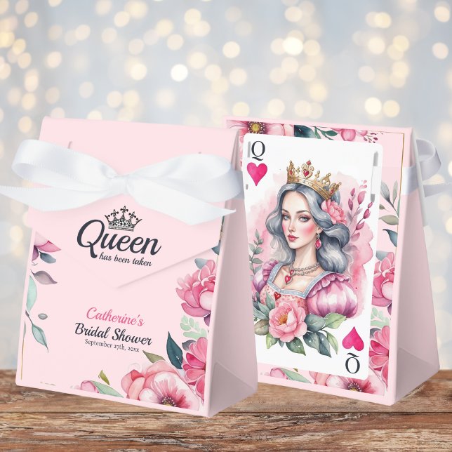 Caixinha De Lembrancinhas Rainha de Copas Carta de Baralho Chuveiro de Noiva (Angled view royal fairytale queen bridal shower blush pink vintage playing card Favor Box
)
