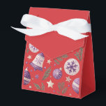 Caixinha De Lembrancinhas "Red Enfeites de natal and Bell Favor Box"<br><div class="desc">Adicione alegria festiva às suas comemorações de Natal com esta caixa de favoritos de Natal vermelho! Com ornamentos roxos, sinos, estrelas e verde, esta caixa é perfeita para festas de Natal, casamentos de férias ou encontros sazonais. Ideal para doces, biscoitos ou pequenos presentes, traz um toque clássico e alegre à...</div>