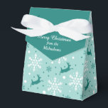 Caixinha De Lembrancinhas Reindeer Snowflake Teal Christmas<br><div class="desc">Este saco de bonés ou de tratamento de Feriado bonito tem um padrão branco e teal de renas saltitantes,  flocos de neve e confete. O flap de cor sólida tem seu texto personalizado em branco.</div>