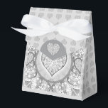 Caixinha De Lembrancinhas Renda cerâmica Cinza<br><div class="desc">Impressão de renda adicionada a um efeito cerâmico para este fino padrão com algumas incrustações de pérolas ou cabochons (desenhados). Um estilo original finamente elaborado e sofisticado. Aqui em cinza claro, que dá um estilo Romântico, este padrão também existe em preto, azul claro e azul da Grécia em outras das...</div>