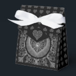 Caixinha De Lembrancinhas Renda Cerâmica Preta<br><div class="desc">A impressão de renda adicionada a um efeito cerâmico para este belo padrão com alguns enfeites de pérolas ou cabochões (desenhados). Um estilo original e sofisticado, finamente trabalhado. Aqui em preto, que dá um estilo gótico, este padrão também existe em cinza claro, azul claro e azul da Grécia em outras...</div>