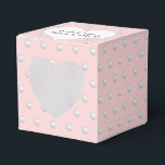 Caixinha De Lembrancinhas Rosa Corado Com Pérolas<br><div class="desc">Coração branco com nomes de recém-casados em padrão de pérola rosa corado e branco.
A cor do fundo pode ser alterada.</div>