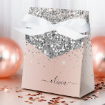 Caixinha De Lembrancinhas Rosa Dourado - Rosa Bege Glitter Monograma Prata<br><div class="desc">Rosa Dourado - Rosa Bege e Prata Falso Papel Alumínio Brilho Metálico Lantejoulas Monograma Nome e Inicial Caixa de Presente de Festa de Papel Isto faz o presente perfeito de aniversário de 16 anos, casamento, chá de noiva, aniversário de casamento, chá de bebê ou despedida de solteira para alguém que...</div>