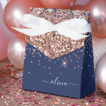 Caixinha De Lembrancinhas Rosa Rosa Cor-de-Rosa Rosa Dourada Monograma Azul<br><div class="desc">Rosa Dourado - Blush Pink e Marinho Blue Sparkle Glitter Monograma Name e Boxes iniciais da festa de papel Isto faz o doce e perfeito aniversário de 16 anos, casamento, chá de panela, aniversário, chá de fraldas ou presente de festa de solteira para alguém que ama luxo de vidro e...</div>