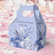 rosas azuis empoeiradas rústicas e outras flores