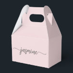 Caixinha De Lembrancinhas Rosto Simples Rosa Menina Nome Monograma Script<br><div class="desc">Caixa personalizada simples e minimalista com nome monograma em rosa bege em letra cursiva. Este design apresenta seu primeiro nome em uma linda tipografia de assinatura com estilo de letra manuscrita (ou caligrafia) com cauda rebuscada sobre um fundo rosa bege em tom pastel claro. Estas caixas de presente femininas e...</div>