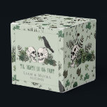 Caixinha De Lembrancinhas Rua Gótica. Patricks Day Floral Skull Irish Weding<br><div class="desc">Estas caixas únicas e elegantes bonitas de casamento gótico irlandês apresentam lindas ilustrações desenhadas à mão em irlandês a tinta preta contra um elegante fundo verde sábio. Com capas verdes, crânios, corvos, rosas verdes e flores silvestres, este saco de presente verde festivo é ideal para casamentos, chás de panela, chás...</div>