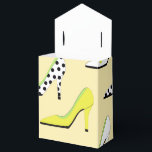 Caixinha De Lembrancinhas Saltos Altos Amarelos Bonitos<br><div class="desc">Procurando uma caixa de favores glamorosa? Bem, a busca acabou. Esta caixa de favores apresenta saltos altos multicoloridos na moda sobre um fundo amarelo. Alguns dos saltos são amarelos, outros brancos e alguns com padrões de bolinhas. É um ótimo complemento para um chá de noiva, festa de aniversário ou outros...</div>