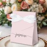 Caixinha De Lembrancinhas Script de Nome de Girly Monograma com Cor-de-Rosa<br><div class="desc">Caixa Personalizada Personalizada de Favoritos Personalizada de Script de Assinatura com Nome Simples, Limpo, Rosa, Simples, Feminina. Este design com seu primeiro nome em um estilo bonito, escrito à mão, estilo swash tail, tipografia de assinatura (ou caligrafia) em cor-de-rosa poeirado pastel ou cor-de-rosa claro e borrado. Estas caixas de presentes...</div>
