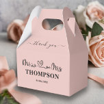 Caixinha De Lembrancinhas Sr e Sra Elegante Simples | Dourado Rosa<br><div class="desc">Faça do seu grande dia inesquecível com nossa Caixa de Favor Personalizada Sr e Sra Elegante Simples | Dourado Rosa. Esta caixa de favor exclusiva é a maneira perfeita de adicionar um toque personalizado ao seu casamento. O design elegante em dourado rosa exibe lindamente seu novo sobrenome compartilhado e data...</div>