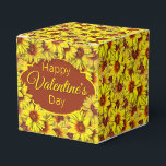 Caixinha De Lembrancinhas Sunflower Favor Gift Box<br><div class="desc">Add a touch of charm to your gift wrapping supplies with this sunflower gift box. This sunflower design emphasizes vibrant amber through the color scheme.</div>