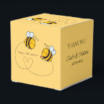 Caixinha De Lembrancinhas Texto Personalizado Abelhas Felizes de Amor<br><div class="desc">Altere ou exclua os textos conforme desejar. Usando a ferramenta de edição,  você pode alterar ainda mais as fontes e seus tamanhos e cores,  e a cor do fundo,  se desejar.</div>