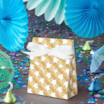 Caixinha De Lembrancinhas Thread of Dourado Favor Box - Adiela Akoo<br><div class="desc">"O fio de Dourado alcance lembra aquelas memórias ouros da infância assistindo uma relativa magia de trabalho com agulha e fio para produzir apaixonadamente roupas lindas. Para mim, era uma avó, mãe e tias. E quer fosse uma camisa ou um vestido, eu valorizava essas criações únicas e orgulhosamente me envolvia...</div>