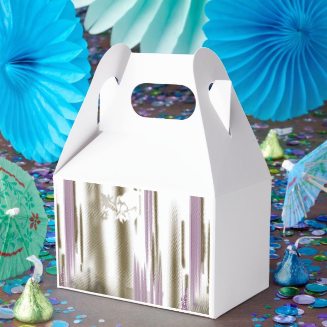 Caixinha De Lembrancinhas Um lago pristino aninhado entre as montanhas com c (Festa)