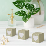 Caixinha De Lembrancinhas Verde Salvia<br><div class="desc">O verde sálvia é uma tonalidade terrosa e suave de verde-esbranquiçado, nomeada em homenagem às folhas prateadas e empoeiradas da planta sálvia. É uma cor calmante e tranquila que evoca sentimentos de natureza, sabedoria e equilíbrio. A versatilidade e as qualidades calmantes do verde sálvia o tornam popular no design de...</div>
