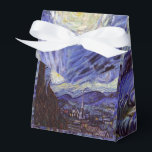 Caixinha De Lembrancinhas Vincent Van Gogh Starry Night Vintage Fine Art<br><div class="desc">Vincent van Gogh Starry Night Fine Art Painting Starry Night Starry Night é uma pintura do artista poste-impressionista holandês Vincent van Gogh. O céu azul à noite está cheio de nuvens, estrelas e uma lua crescente brilhante. A Noite Estrelada é a única noturna na série de visões da janela do...</div>