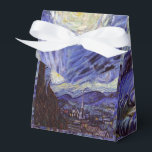 Caixinha De Lembrancinhas Vincent Van Gogh Starry Night Vintage Fine Art<br><div class="desc">Vincent van Gogh Starry Night Fine Art Painting Starry Night Starry Night é uma pintura do artista poste-impressionista holandês Vincent van Gogh. O céu azul à noite está cheio de nuvens, estrelas e uma lua crescente brilhante. A Noite Estrelada é a única noturna na série de visões da janela do...</div>