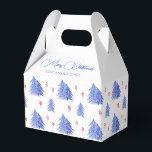 Caixinha De Lembrancinhas White Winter Ice Blue Tres Holly Berry Christmas<br><div class="desc">Um belo e minimalista padrão de árvore de Natal com bagas brancas para um saco de presentes de Natal bonito. Também é perfeito para as ofertas de Natal corporativas.</div>