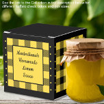 Caixinha De Lembrancinhas Xadrez de Búfalo - Amarelo e Preto - Clássico<br><div class="desc">Caixa de lembrança xadrez de búfalo clássica amarela e preta. O texto em ambos os lados da caixa é personalizável. Se você usar o botão/ferramenta 'editar design', também poderá adicionar suas próprias imagens/fotos. Outras opções de cores disponíveis. Veja a Coleção de todos os tamanhos de caixas e cores xadrez de...</div>