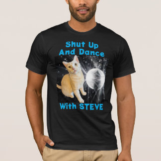 Cale-se e dança com a camiseta de Steve Men