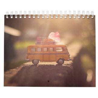 Calendário 2025 | Uma aventura de carro amarelo