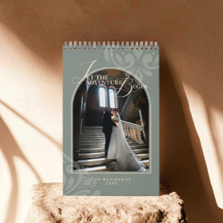 Calendário 2026 Modern Classic Sage Damask Chic Couple