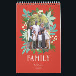 Calendário Arch Frame Floral Feliz Foto de Natal Feliz<br><div class="desc">Esta bela fotografia de arco no calendário de Natal apresenta elementos florais desenhados à mão em vários tons de verde, menta, lacre, esbranquiçada. Incluem-se os pinheiros, flores, prigos, folhas, bagas, juntamente com a mão moderna, esfolada em branco, lendo "Feliz Natal". A cor de fundo é um tradicional vermelho clássico de...</div>