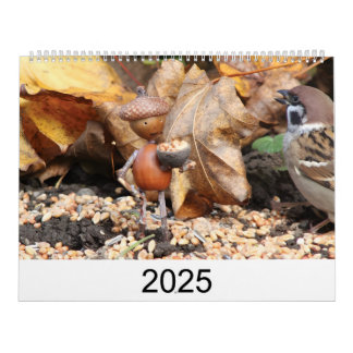 Calendário Kalender mit gebastelten Figuren aus Eicheln 