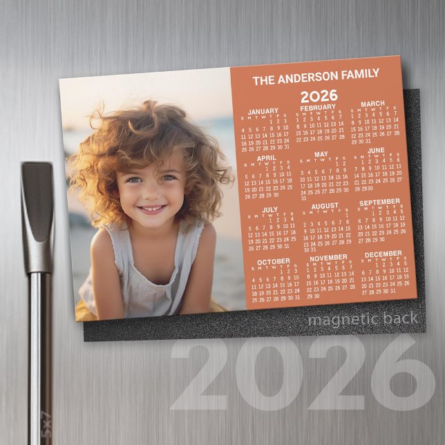 Calendário magnético - Exibição moderna do ano de  (2026 Calendar Magnet with Custom Photo)
