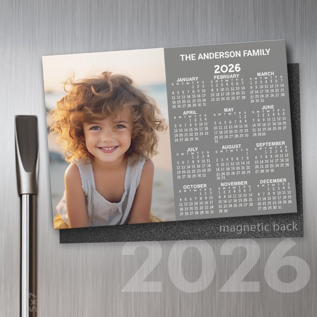 Calendário magnético - Exibição moderna do ano de  (2026 Calendar Magnet with Custom Photo)