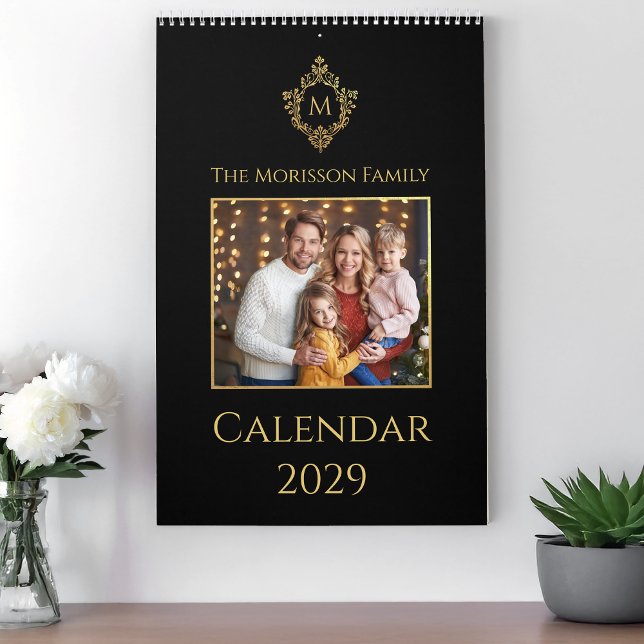 Calendário Monogram Crest Elegant Black and Gold Family Photo (Criador carregado)