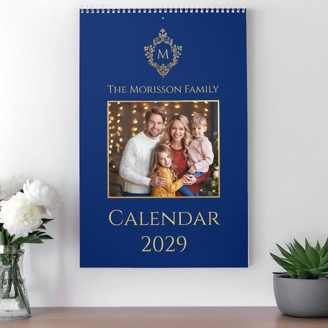 Calendário Monogram & Crest Royal Blue Faux Gold Family Photo (Criador carregado)
