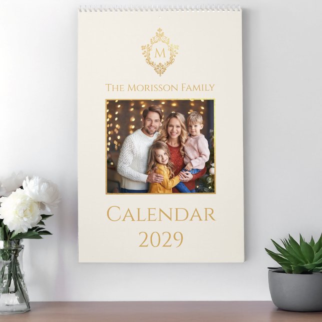 Calendário Monogram in Crest Elegant Family Photo Ivory Gold  (Criador carregado)