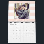 Calendário Tendência moderna se listra com suas fotos<br><div class="desc">Este calendário do na moda 2024 apresenta listras cor-de-rosa e branca ou pretas e brancas em meses alternados, com a sua escolha de fotografia e legenda personalizada em cada página. Uma sobreposição falsa de quadro em ouro fica em cada foto para adicionar um pouco de brilho. Você também pode adicionar...</div>