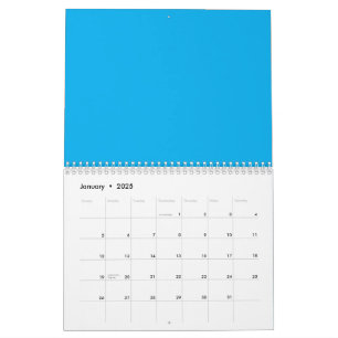 Calendário Um céu azul vibrante com algumas nuvens brancas di