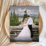 Caligrafia 2 Fotografia 2 Obrigado<br><div class="desc">Ortografia Moderna do Orçamento Letra Script 2 Foto Casamento Obrigado Cartão THIN barato baixo orçamento personalizado. Modelo de cartões de agradecimentos de casamento moderno Na moda com uma foto vertical de cheio na frente com o texto de sobreposição "Obrigado" em uma fonte de tipografia escrita à mão robusta ou de...</div>