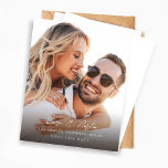 Caligrafia do MOD de Orçamento Foto Vertical Salve<br><div class="desc">** SATIN PAPER É PAPEL FINO. ATUALIZE O PAPEL PARA OBTER UM PAPEL MAIS ESPESADO. TEM UMA OPÇÃO PARA ENVELOPES. *** Economize dinheiro em convites formais com este convite menor que tem uma opção para envelopes. Prepare seus convidados para o maravilhoso casamento com seus Cartões salve a data Verticais Fotográficos...</div>