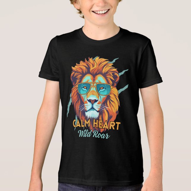 Calm Heart, Wild Roar – Lion Energy Motivational T (Frente)