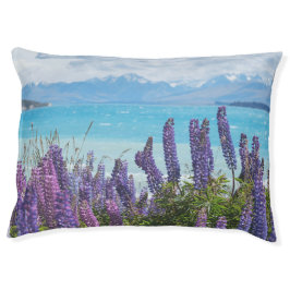 Cama Para Animais De Estimação lavanda na costa do lago