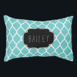 Cama Para Animais De Estimação Turquesa e Monograma do Quatrefoil Preto-Marroquin<br><div class="desc">O na moda moderno design de camas de cachorro apresenta um padrão moderno de quatrefoil em chic marroquino. Clique em Personalizar para personalizar o design com um monograma ou adicione seu próprio texto e imagens para criar um único design de tipo para seu animal de estimação. Escolha entre camas grandes...</div>
