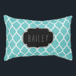 Cama Para Animais De Estimação Turquesa e Monograma do Quatrefoil Preto-Marroquin<br><div class="desc">O na moda moderno design de camas de cachorro apresenta um padrão moderno de quatrefoil em chic marroquino. Clique em Personalizar para personalizar o design com um monograma ou adicione seu próprio texto e imagens para criar um único design de tipo para seu animal de estimação. Escolha entre camas grandes...</div>
