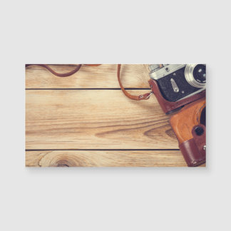 Câmera retro velha no fundo de madeira da mesa