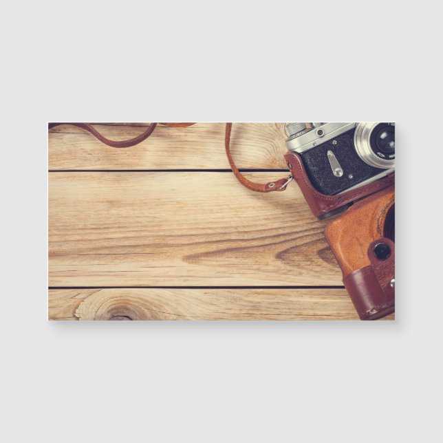 Câmera retro velha no fundo de madeira da mesa (Frente)