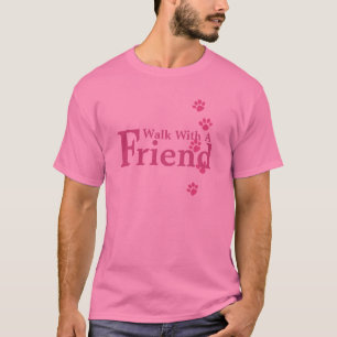 Caminhada com uma camisa do amigo T