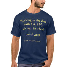 Caminhando no escuro com a camiseta FAITH